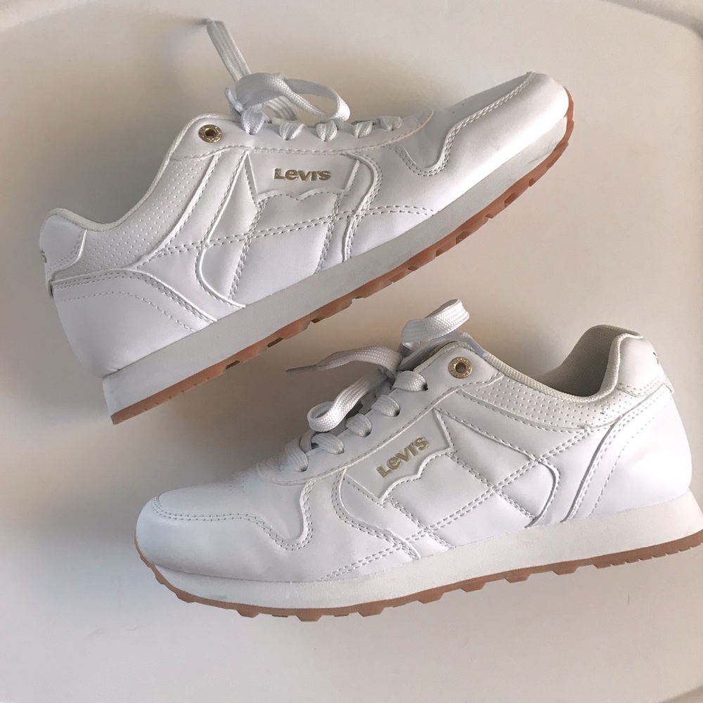 White Levi’s Sneakers